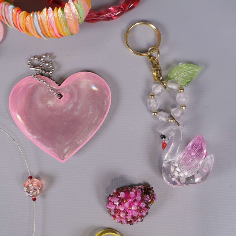 Nyckelring med transparent svan och rosa hjärta visas