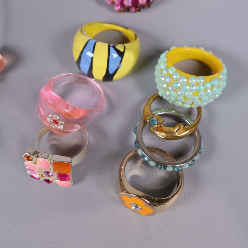 Sex ringar med pärlor, färg och mönster i detalj