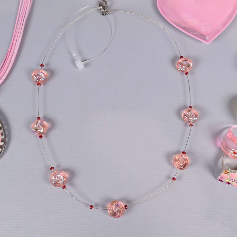 Halsband med genomskinliga rosa pärlor och tunn tråd