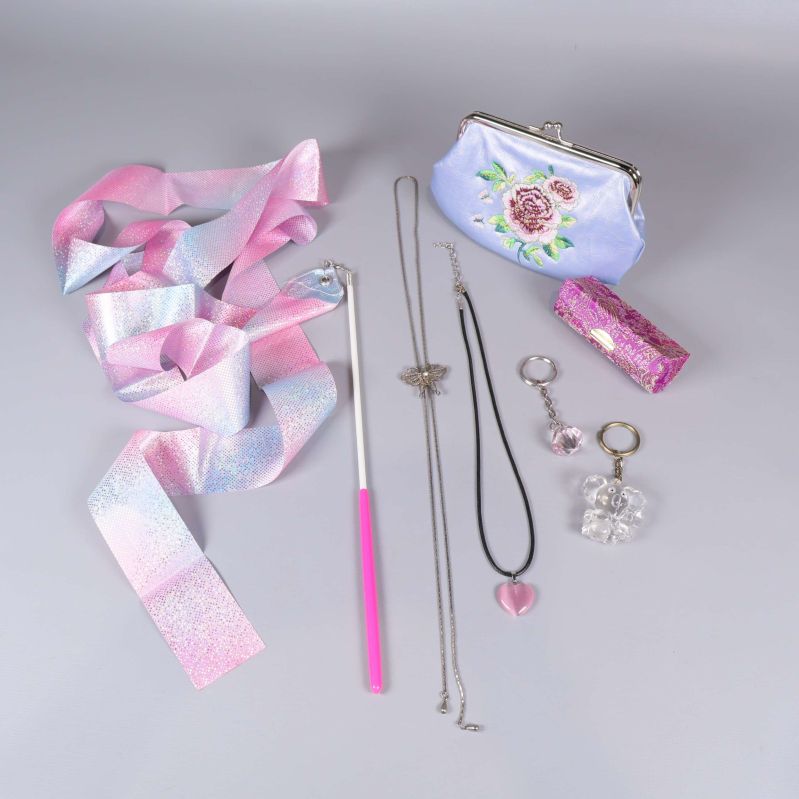 Färgglada accessoarer med band, väska och smycken