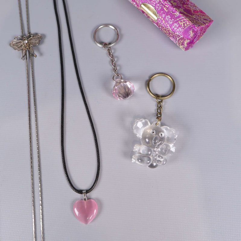 Två nyckelringar och halsband med hjärta och fjäril