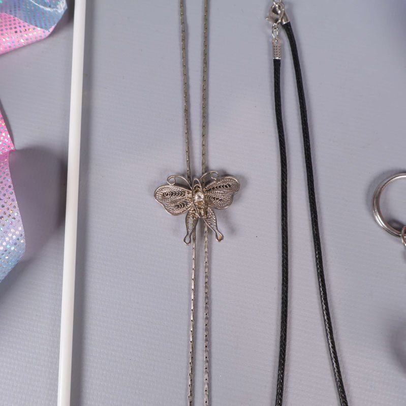 Smyckesdetalj med fjärilshänge på kedja
