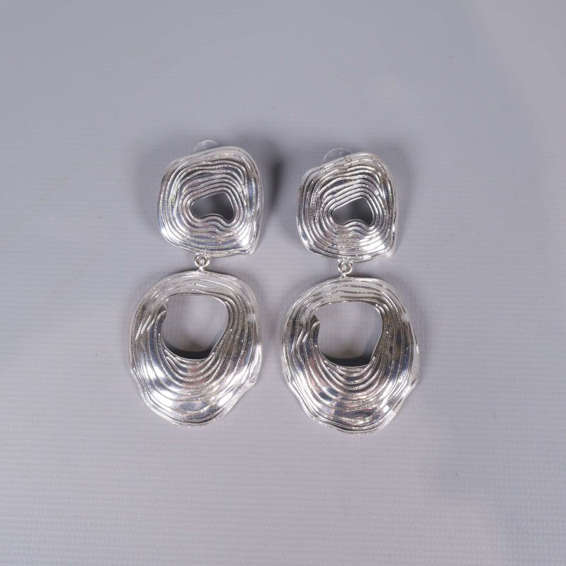 Stora silvriga örhängen med rundad vågig design