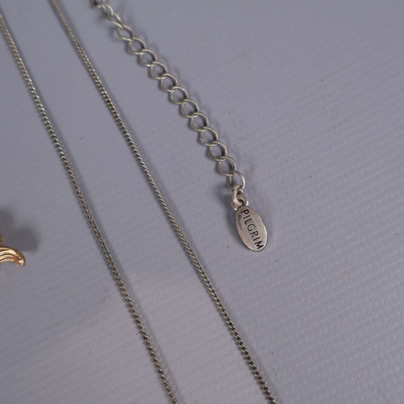 Närbild av smyckeslås med ingraverad texten Bijoux