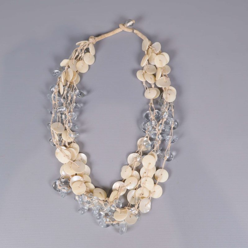 Halsband med ljusa runda snäckskivor och genomskinliga pärlor