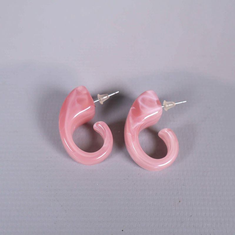 Rosa akrylörhängen med swirl-effekt och rund form