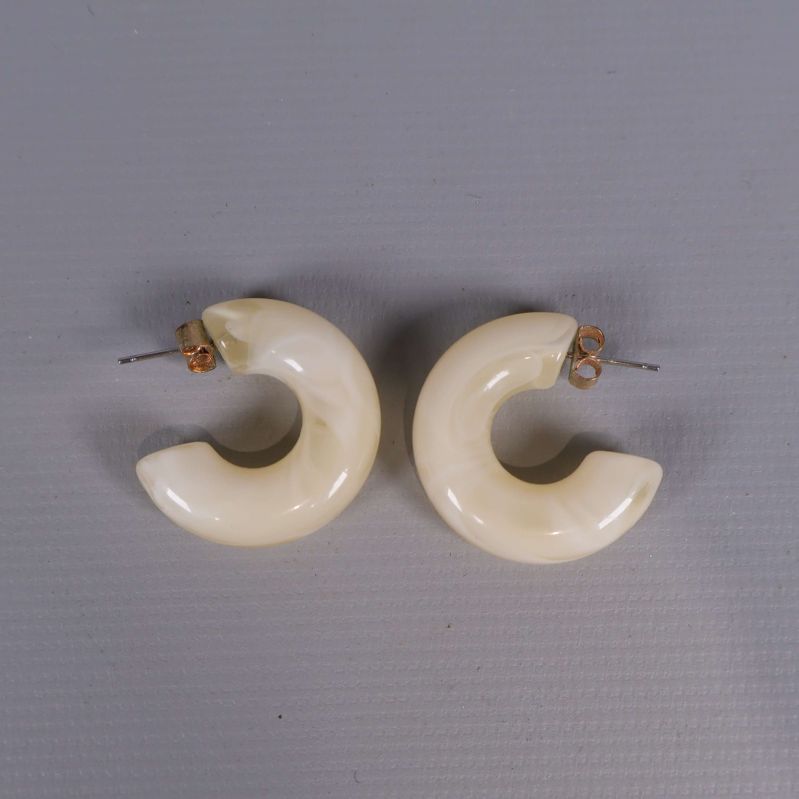 Runda krämvita creolörhängen med stift