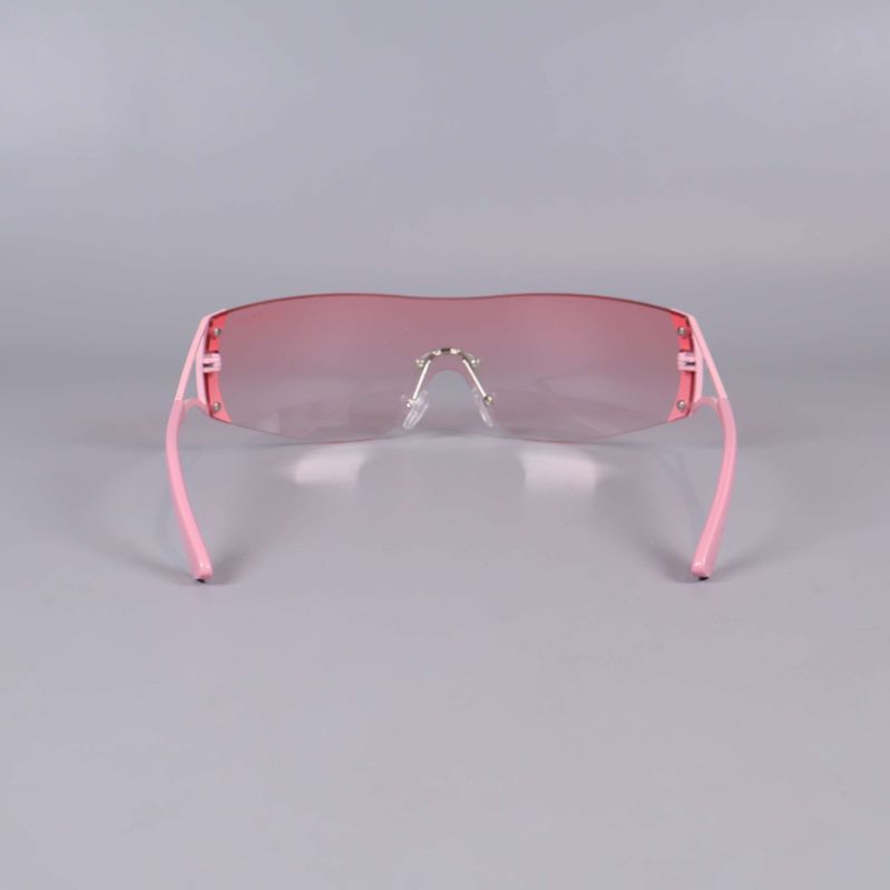 Framifrån syn på rosa solglasögon med bred tonad lins