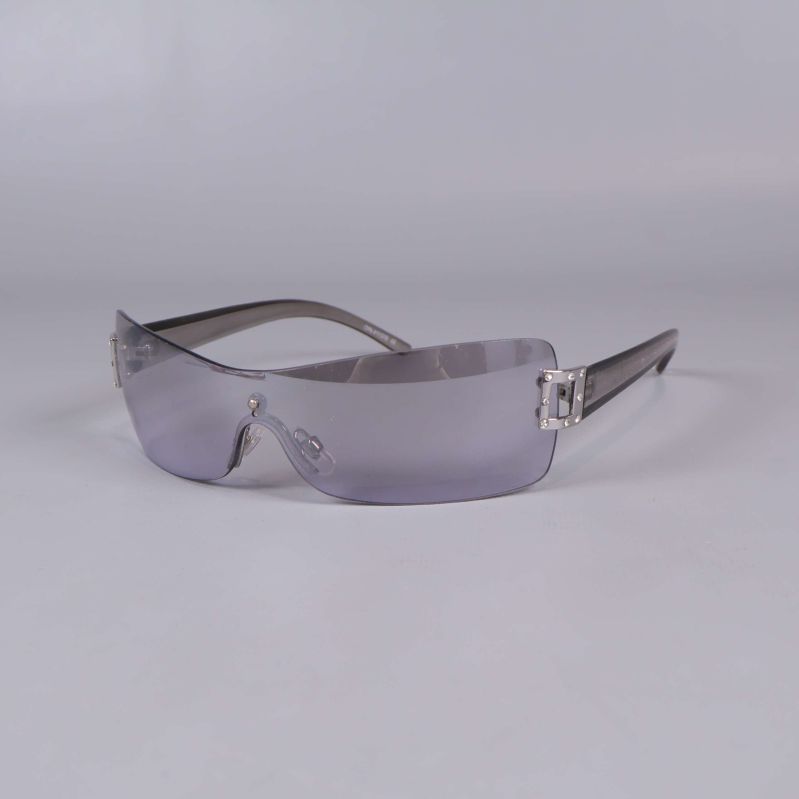 Solglasögon med sköldform och gråtonade linser framifrån