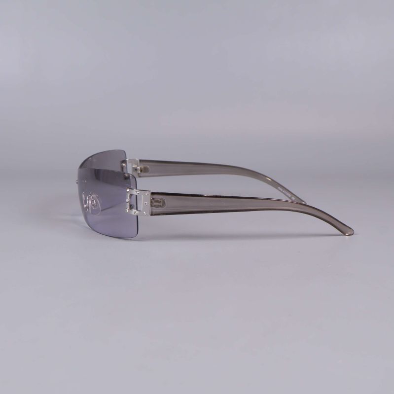 Sidan av solglasögonen med smala transparenta skalmar