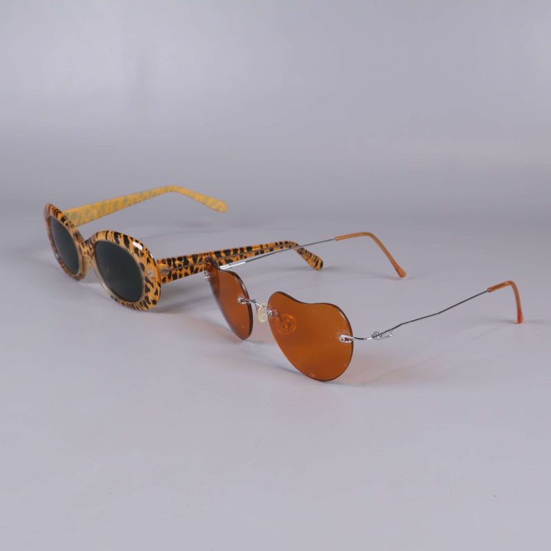 Solglasögon med djurmönster och hjärtformade orange glas från sidan