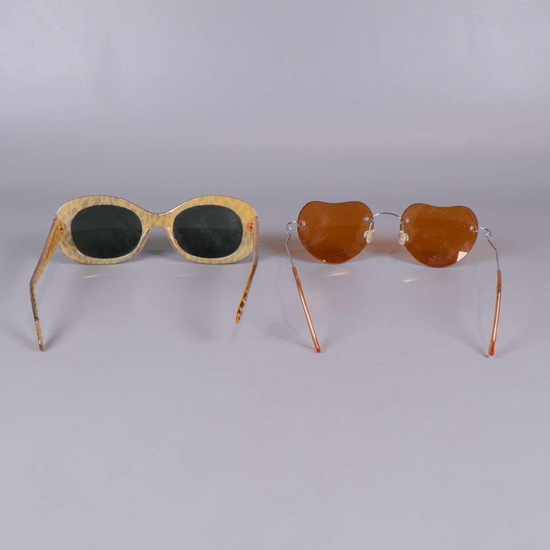 Solglasögon framifrån, ena med djurmönster och ena med hjärtformade glas