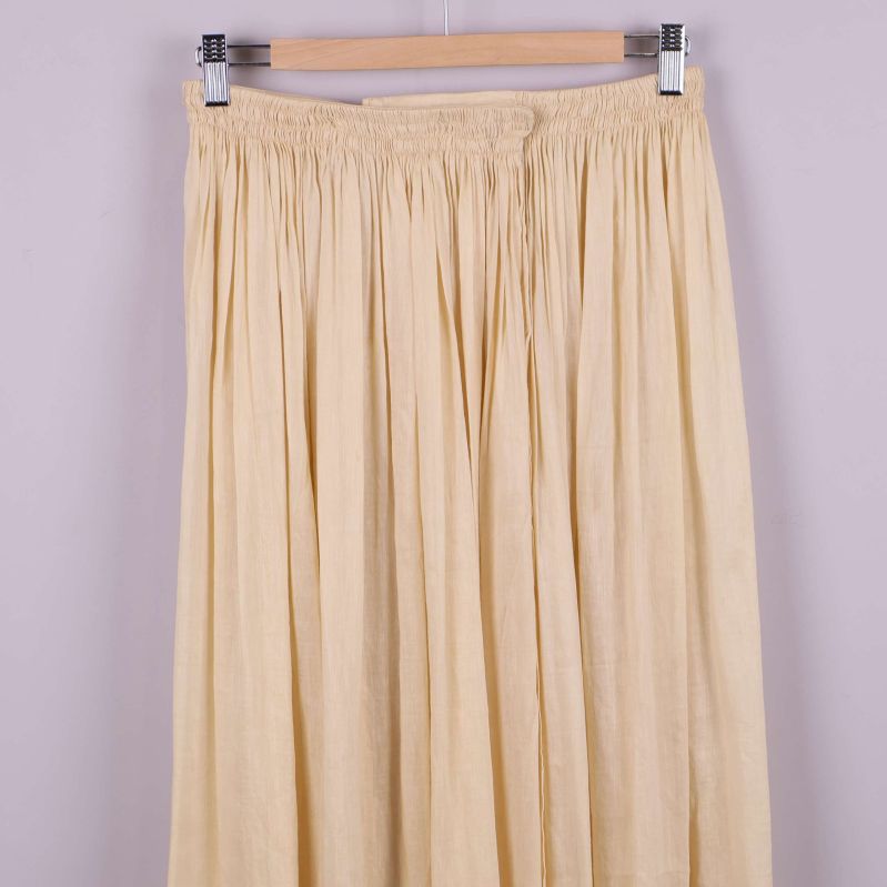 Kjol i närbild över midjedel och plissering