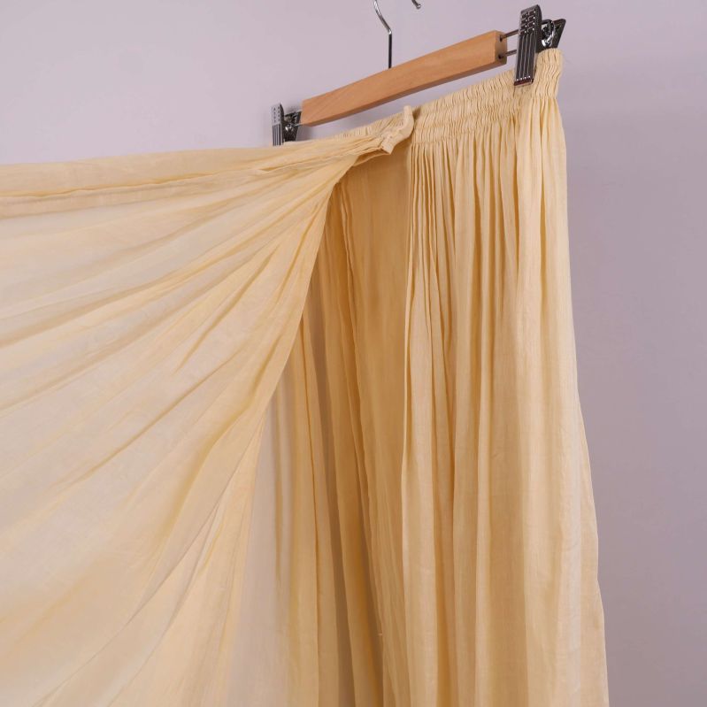 Närbild på kjolens material och plissering