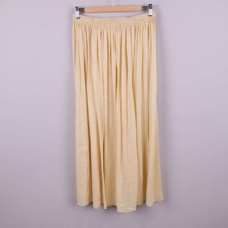 Gul plisserad kjol framifrån med enkel design