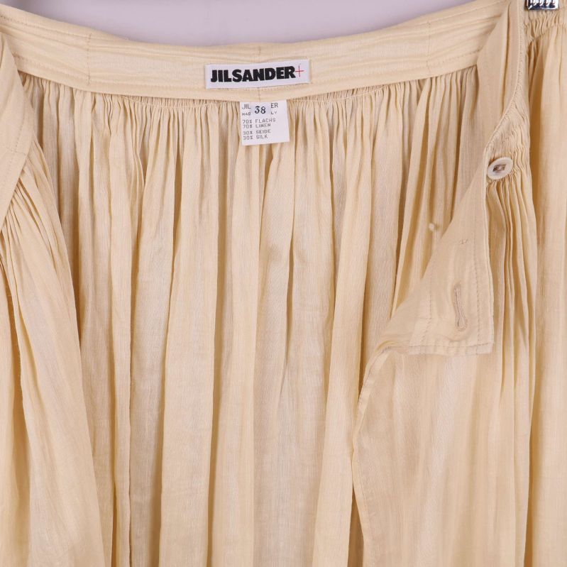 Insidan av kjolen och detalj på knäppning