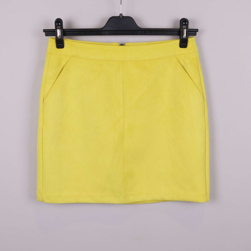 Kort gul kjol med raka linjer och fickor framtill