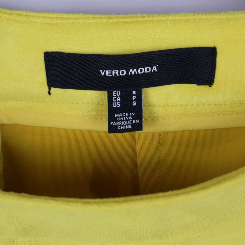 Närbild på Vero Moda etikett och storlek på kjolens insida