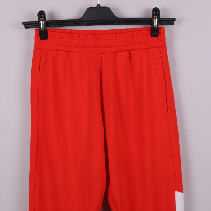Överdel av röda sportbyxor med resår och fickor