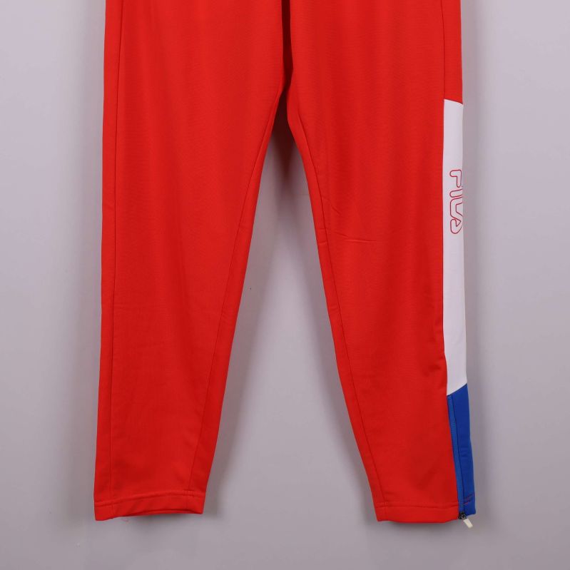 Färgblock och FILA-tryck längs byxbenets nederkant