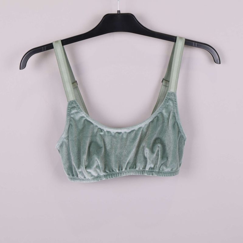 Ljusgrön velour-bh med breda axelband på galge