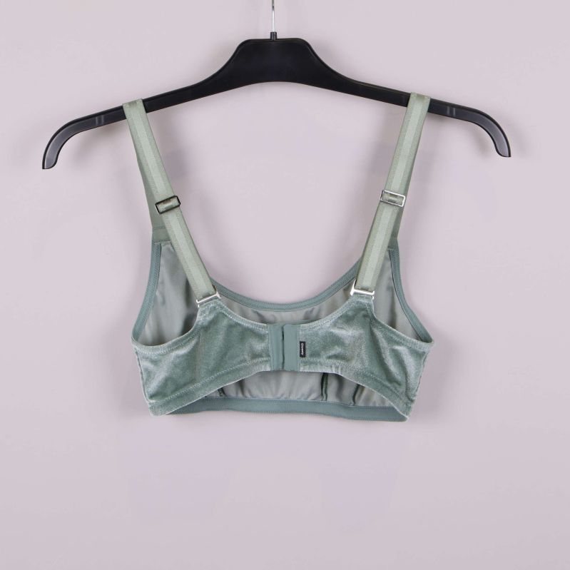 Baksidan av ljusgrön bh med justerbara band och spänne