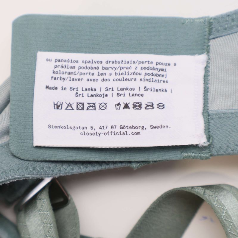 Tvätt- och tillverkningsetikett i bh, närbild