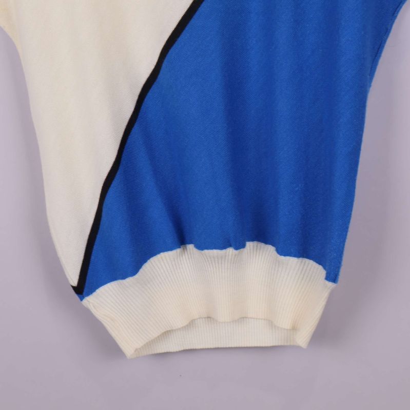 Närbild på midjans ribb och övergången mellan färgfält