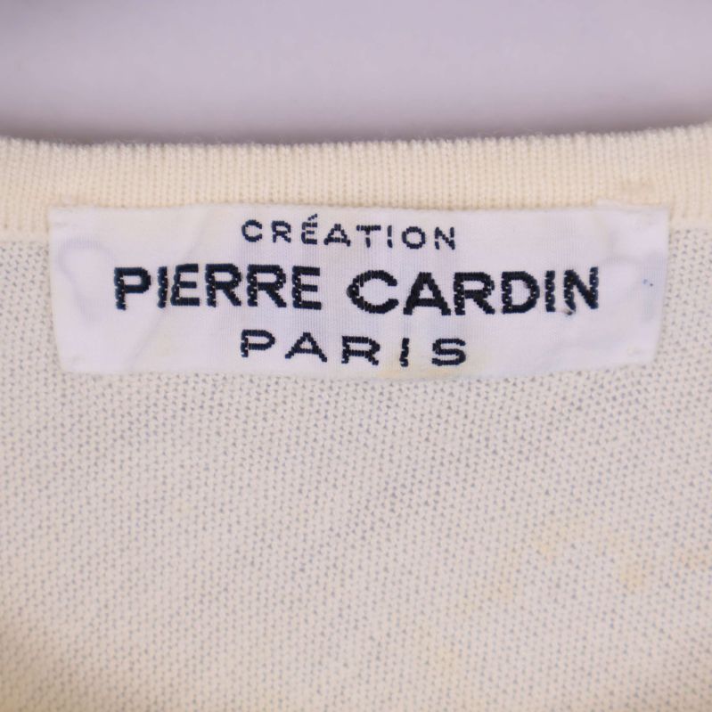 Närbild av Pierre Cardin Paris etikett