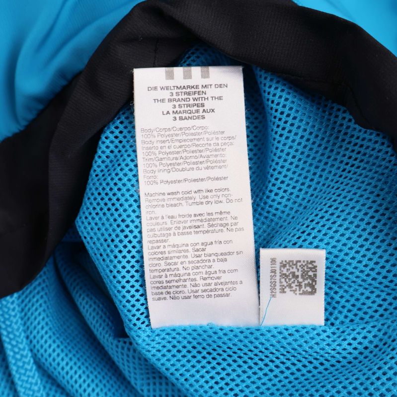 Materialetikett med skötselråd och QR-kod insida jacka