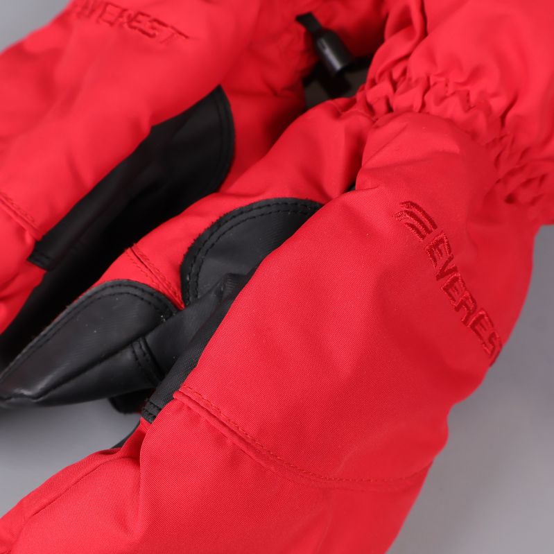 Närbild på röd tumvante med broderad Everest-logga