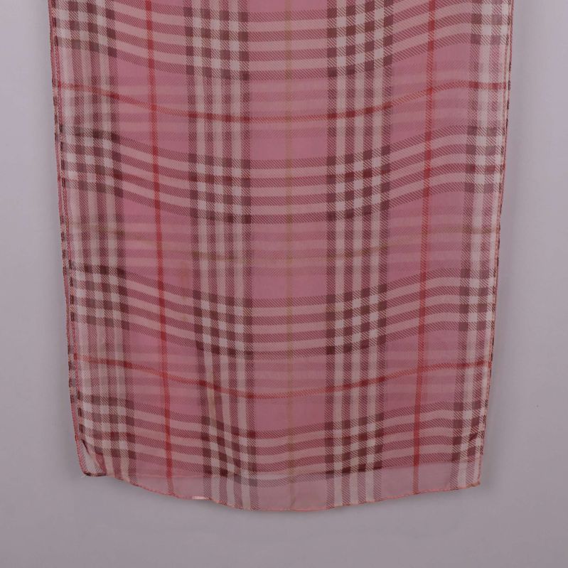 Närbild på nedre delen av rosa rutig sjal