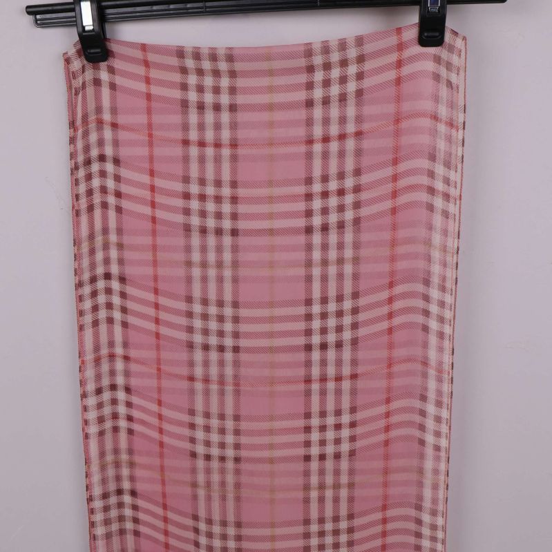 Närbild på övre delen av rosa rutig sjal