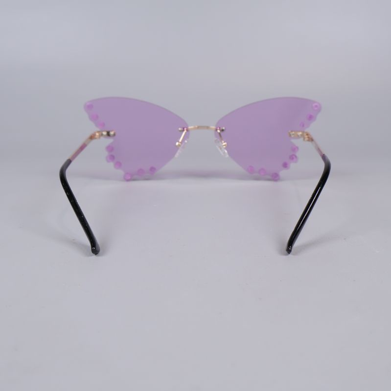 Solglasögon bakifrån med fjärilsformade lila linser