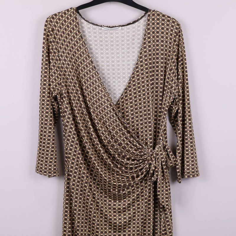 Närbild av klänningens överdel och knytning i sidan