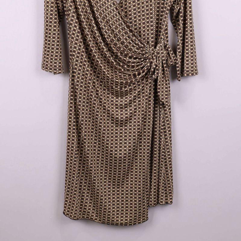 Närbild nederdel av cirkelmönstrad klänning