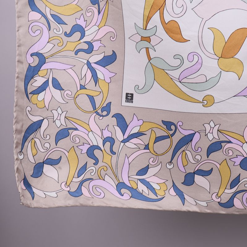 Scarfens hörn med blommigt och blått inslag