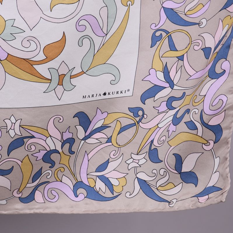 Närbild på scarfens kant med varumärke