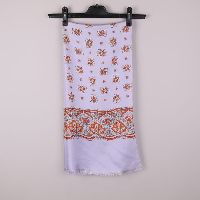 Sjal med blommigt mönster och färggrann bård upphängd