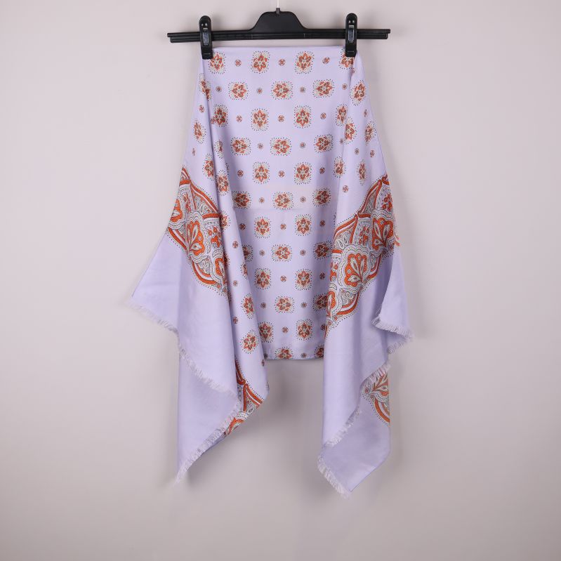 Sjal med utbrett blommönster och bred bård visas i utvikt läge