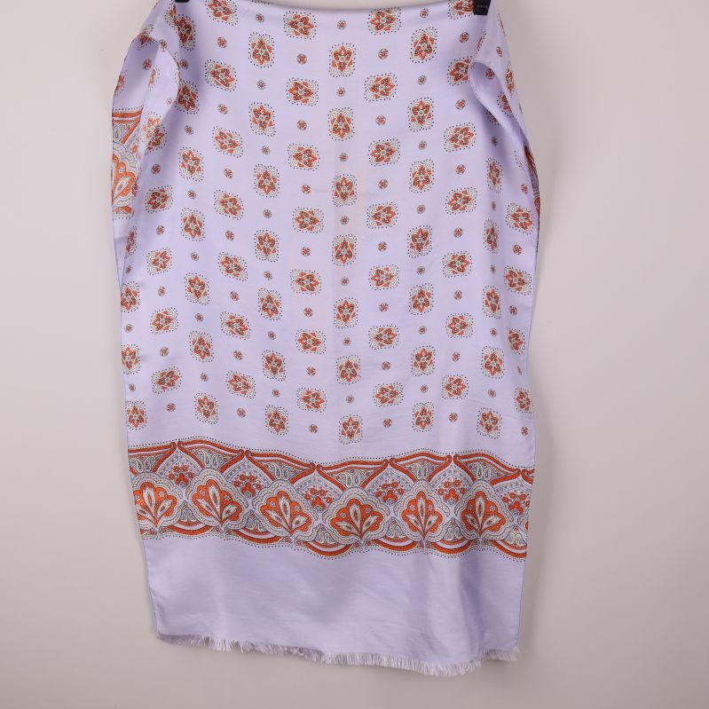 Närbild på sjal med orange bård och blommiga detaljer