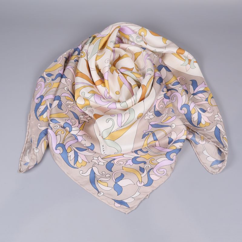 Kvadratisk scarf med pastellfärgat grafiskt mönster