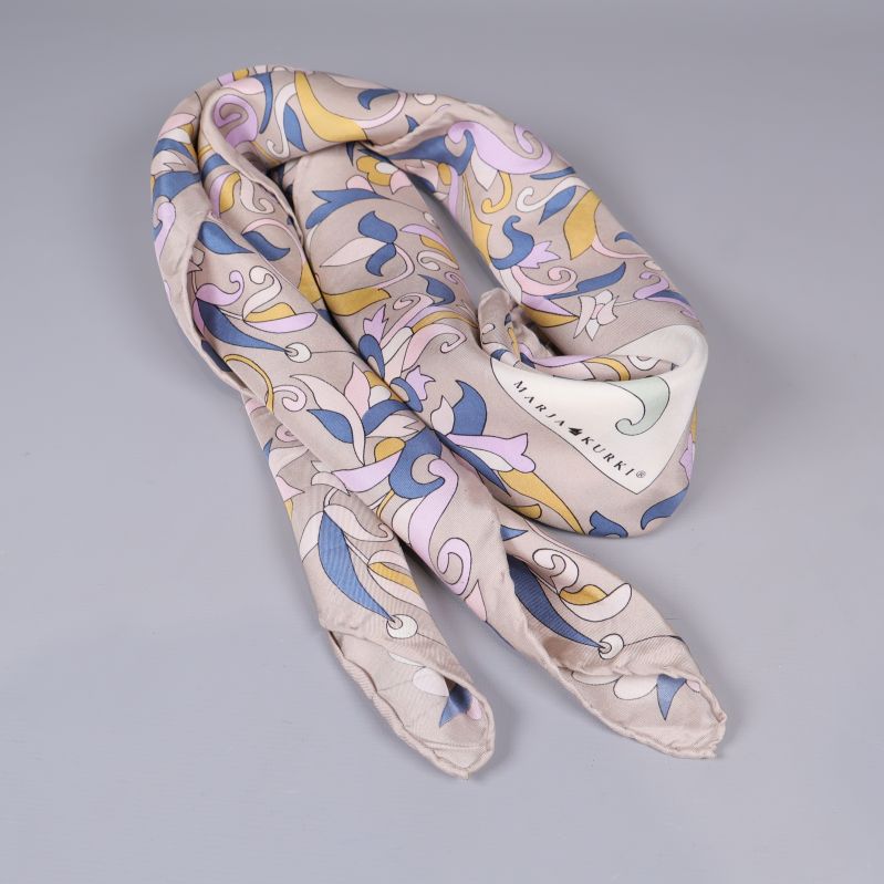 Scarf ihoprullad visar mönster och tyg