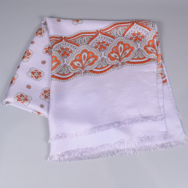 Färgglad sjal med blommigt tryck och fransad kant