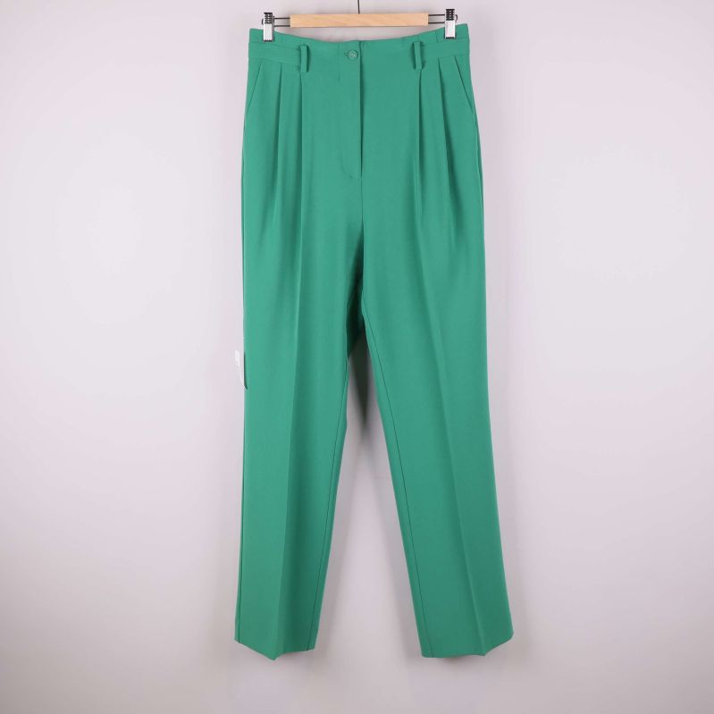 Gröna kostymbyxor i helbild framifrån med pressveck