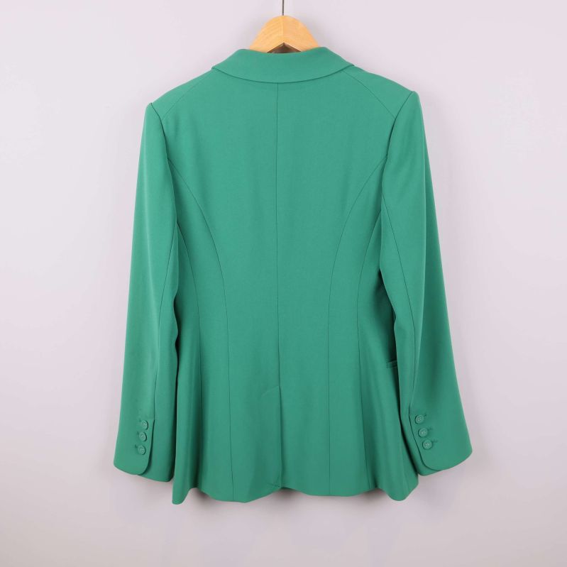 Baksidan av grön kavaj visas med figursömmar