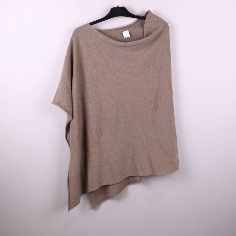 Beigefärgad poncho med asymmetrisk form på galge