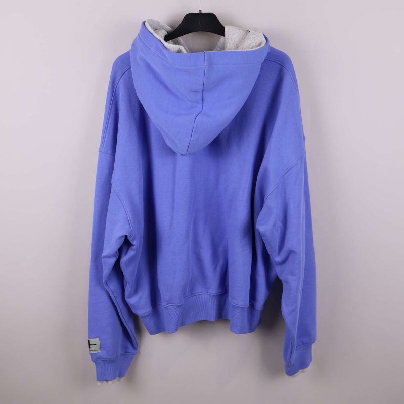 Baksidan av blå oversized hoodie med huva synlig
