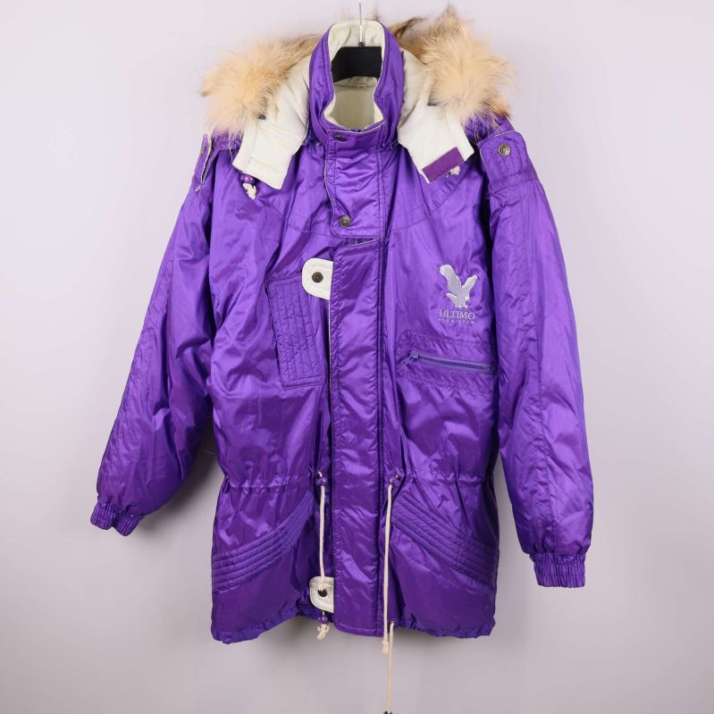 Lila vinterjacka med huva och fuskpäls