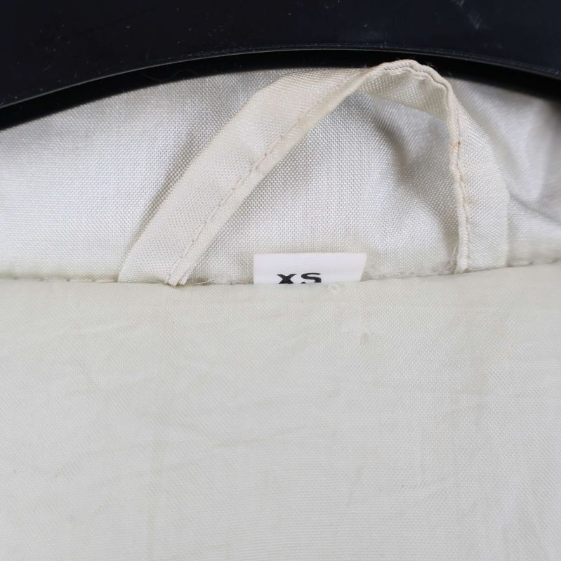 Närbild på label med storlek XS i jackan